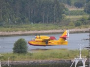 Hidroavion cargando en la ría de San Esteban