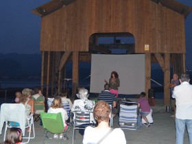  El carguero del muelle de San Esteban acoge la primera sesión de cine al aire libre