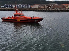 Llega nadando a la orilla de la ría del Nalón tras chocar su barco contra un tronco y hundirse