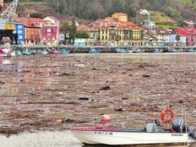 El temporal arrastra toneladas de residuos al puerto de San Esteban
